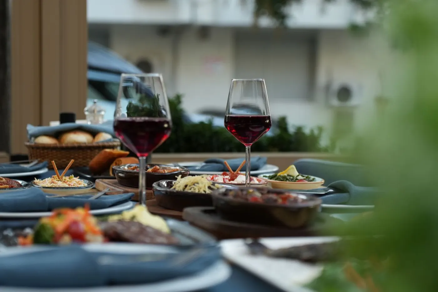 Calici di rosso a tavola