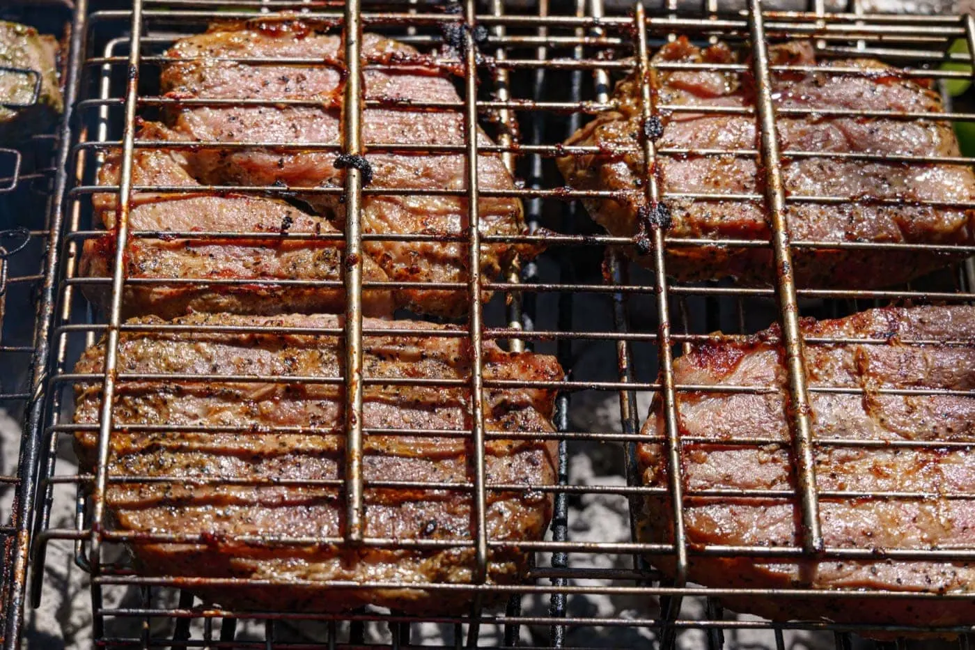 Carne alla griglia sul tagliere