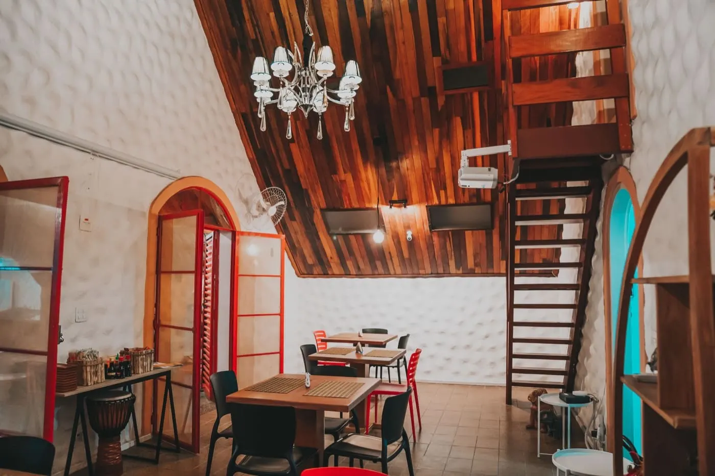 La sala, legno e luce calda